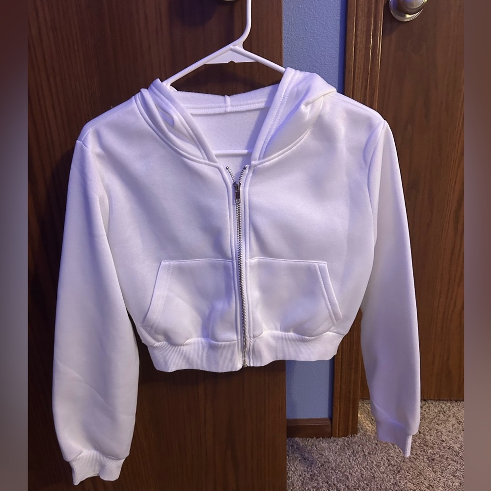 CROPPED WHITE ZIP UP!
- bright white color
- size small
- cropped length